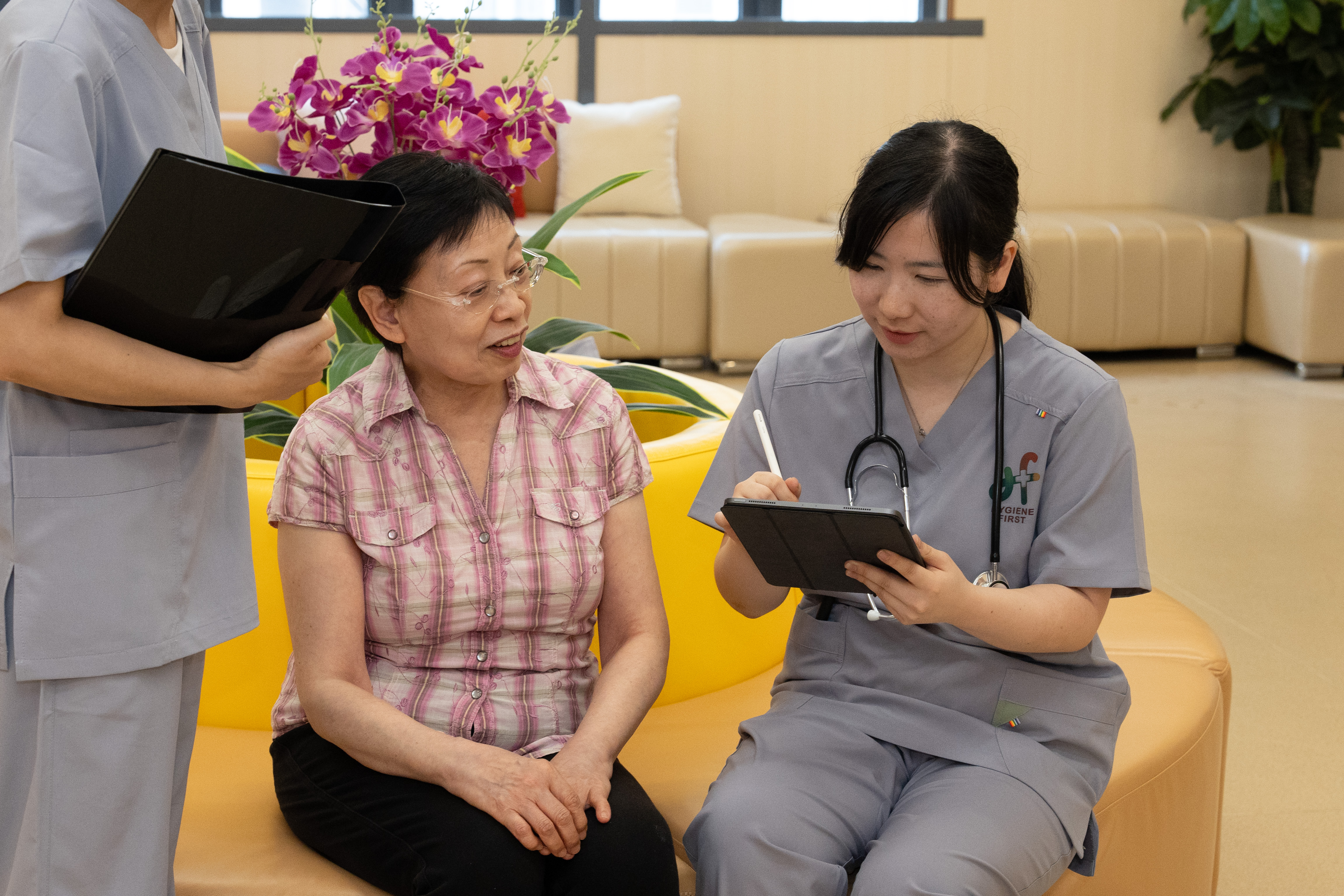 照顧者協助長者示意圖